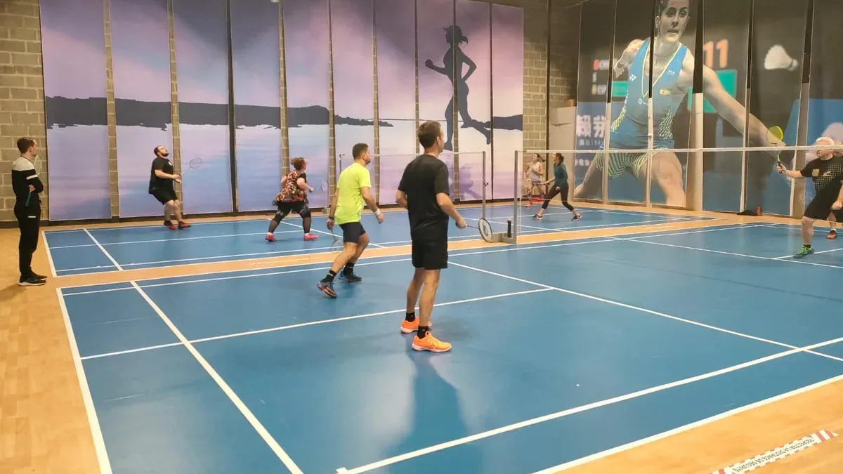 Des joueuses et joueurs réunis sur un terrain de l'Arena