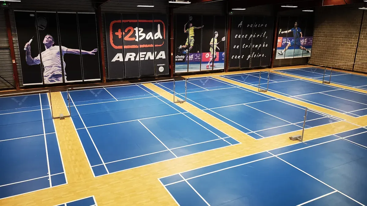 Un échange en cours sur les terrains de la +2Bad Arena