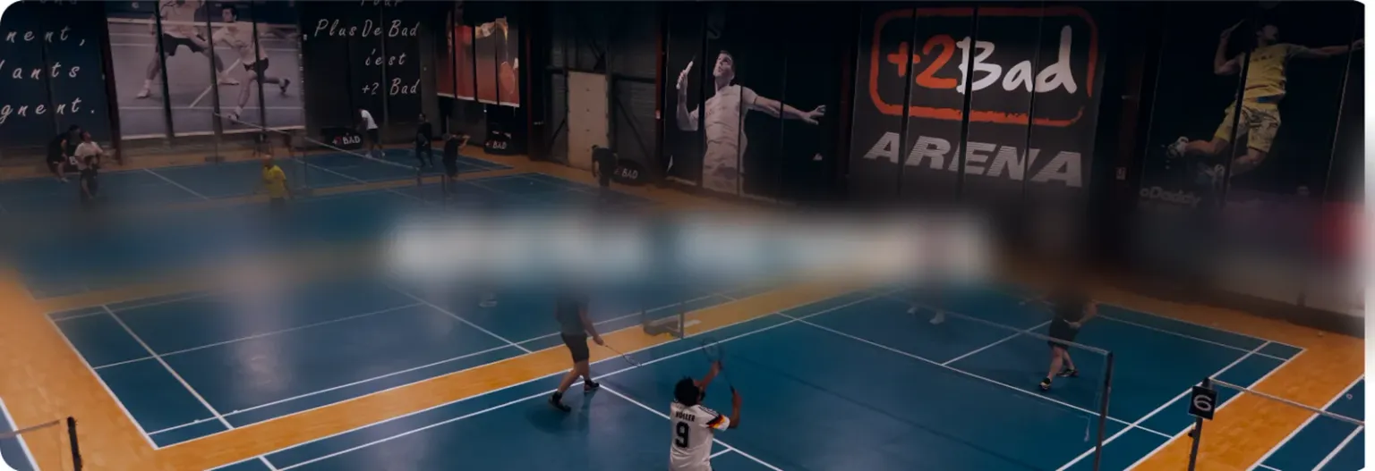 Vue d’ensemble des terrains de badminton de l’Arena +2Bad à Rennes
