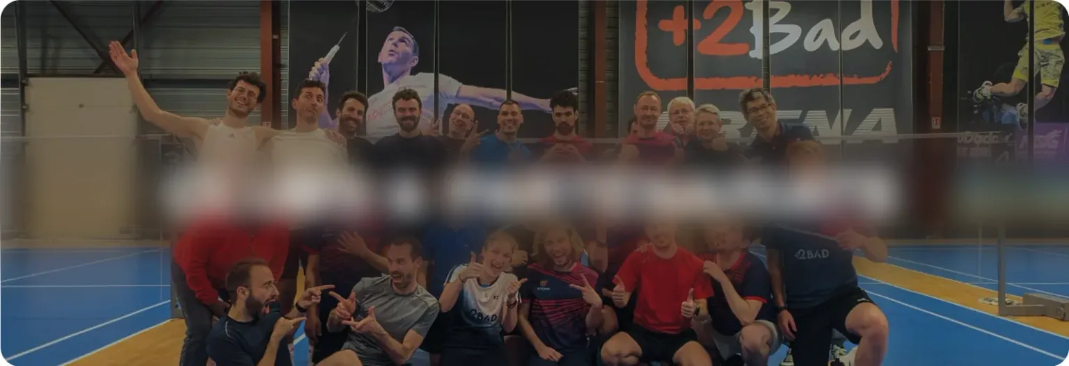 Les joueurs d’un club partenaire réunis sur le terrain de l’Arena +2Bad