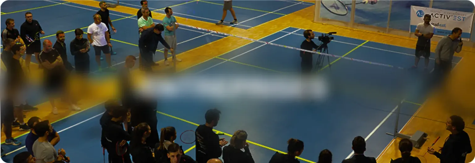 Participants d’un tournoi d’entreprise rassemblés autour d’un terrain