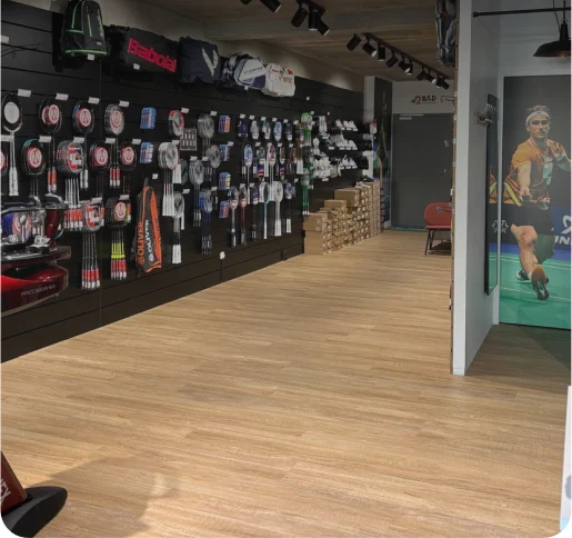 Intérieur du magasin +2Bad d'Angers : allée centrale et mur de raquettes