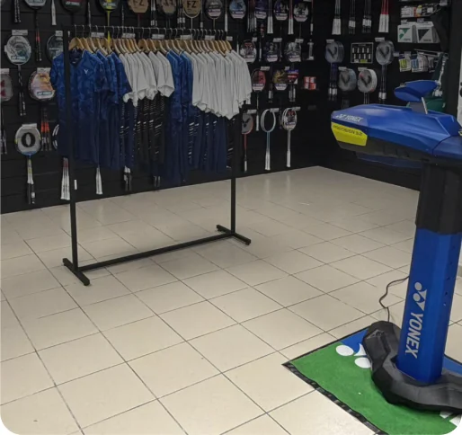 Intérieur du magasin +2Bad de Lille : portants textile et machine à corder