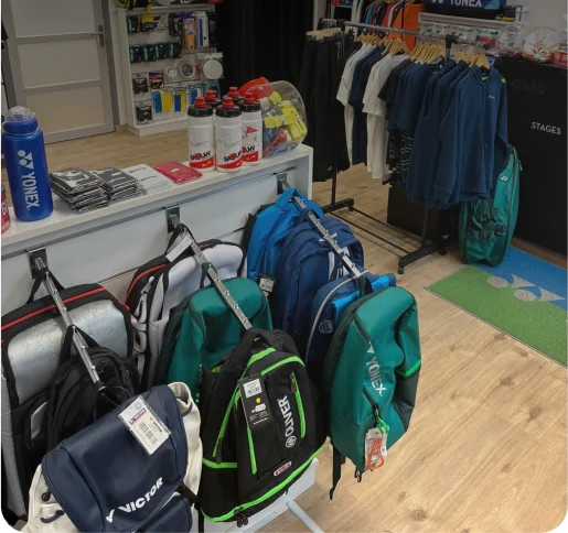 Intérieur du magasin +2Bad de Lyon : sacs de badminton et rayon textile