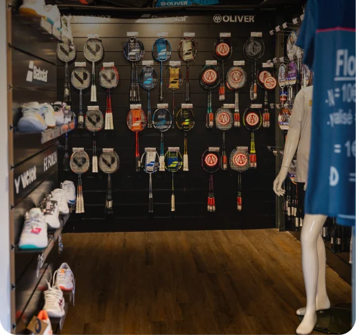 Intérieur du magasin +2Bad de Rennes : mur de raquettes et accessoires