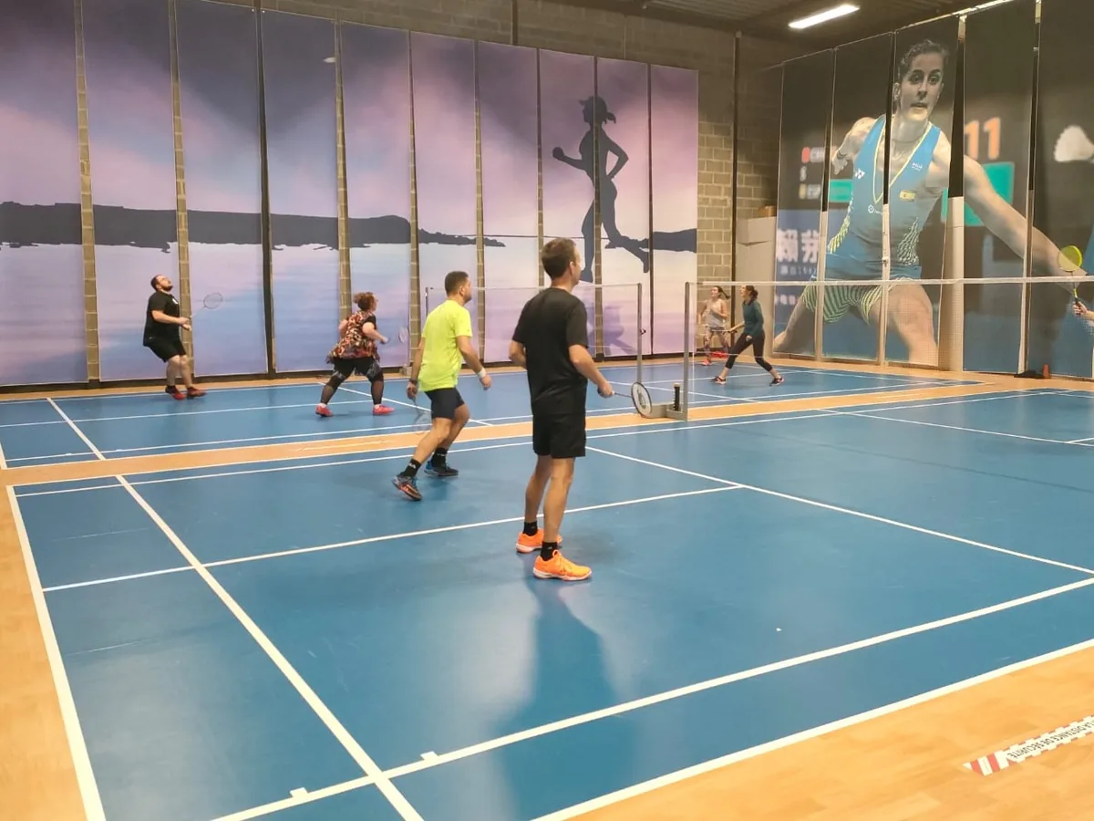 Vue d'ensemble des terrains de la +2Bad Arena, joueurs en cours de partie