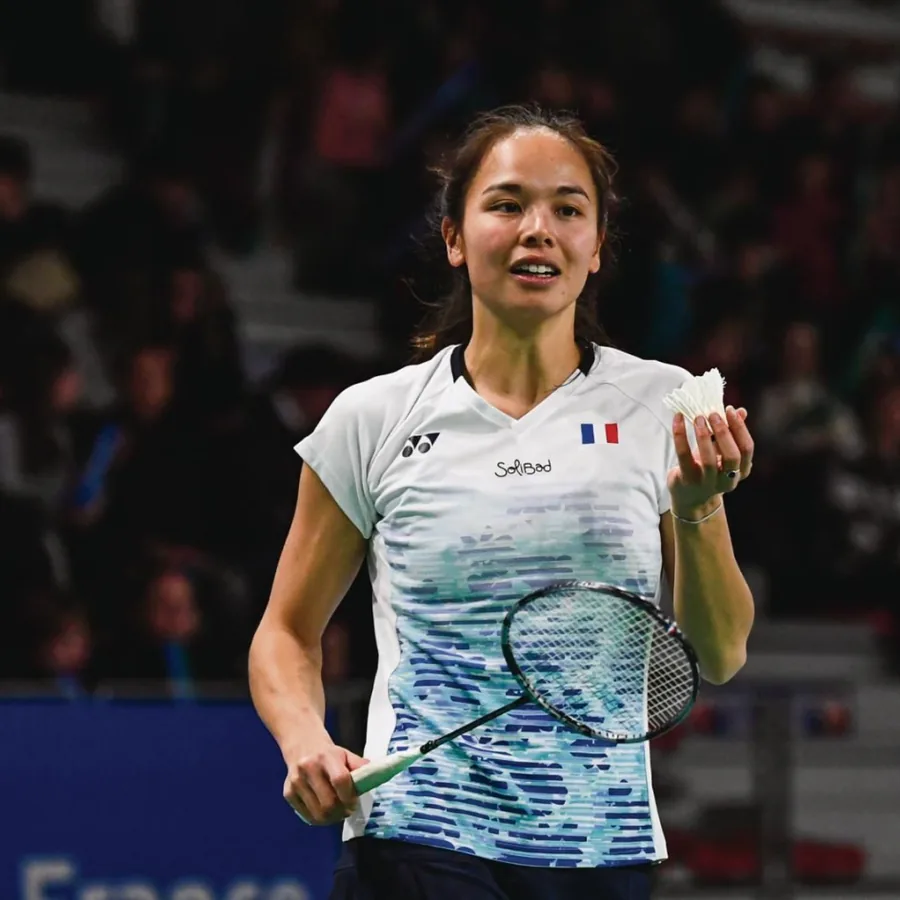 Anne Tran en maillot de l'équipe de France, volant à la main