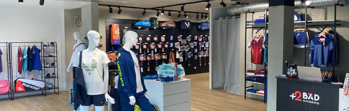 L'intérieur du magasin +2BAD à Angers, mur de raquettes et espace d'essayage