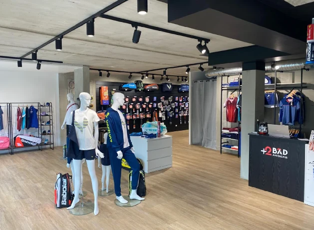 L'intérieur du magasin +2Bad Angers, ses portants textile et son mur de raquettes
