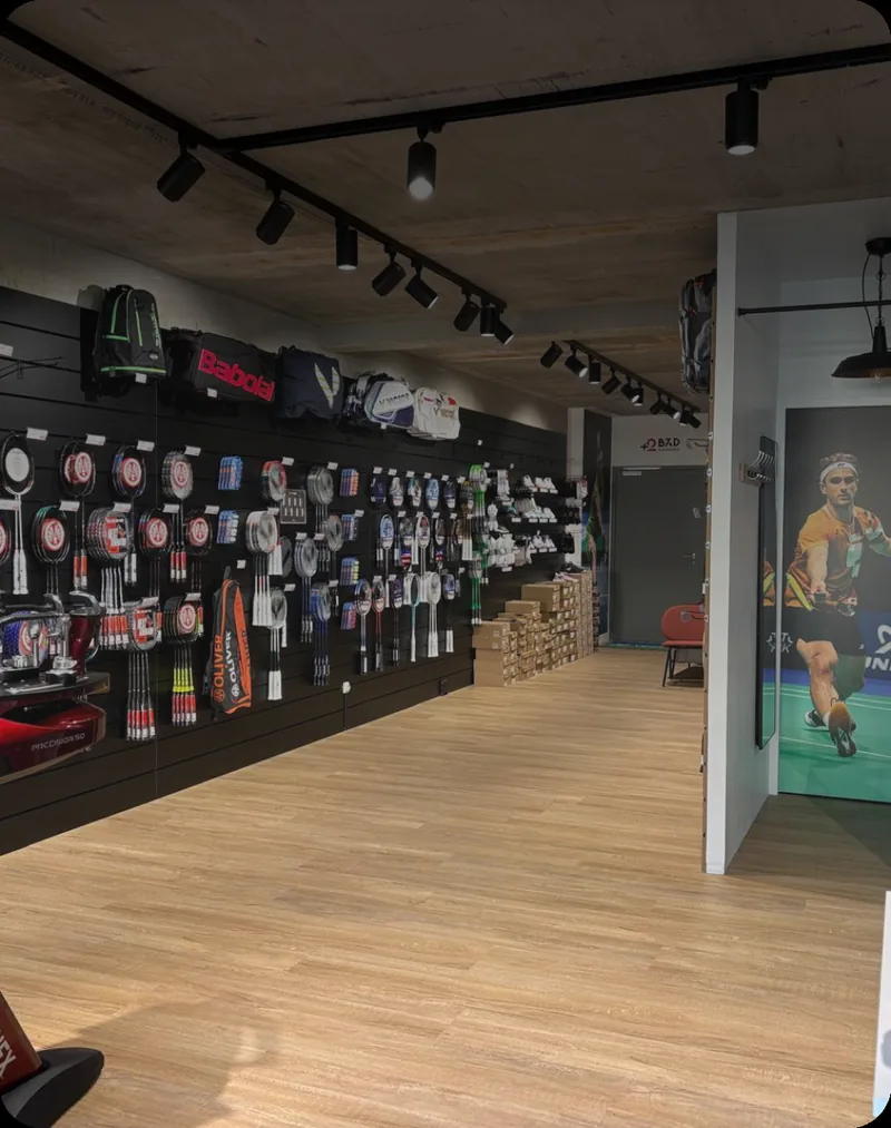 Magasin +2Bad Angers, longue allée bordée de raquettes