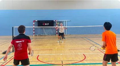 Séance de coaching sur un terrain du gymnase