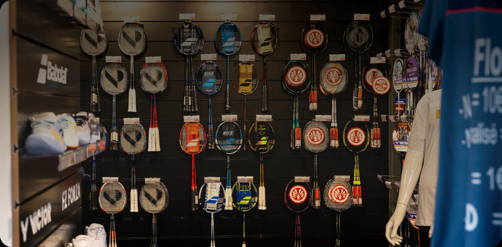 Mur de raquettes de badminton dans un magasin +2Bad